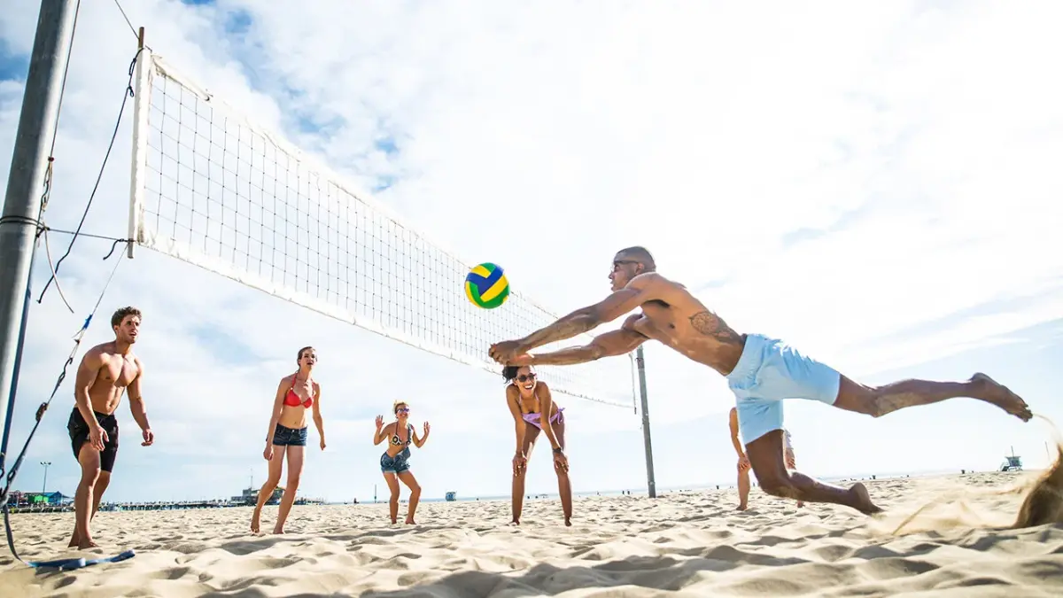 Giocare a pallavolo sulla spiaggia di Dubai