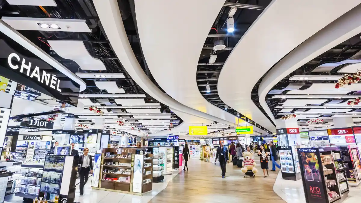 Duty-free shop sa paliparan ng Dubai; marangyang pamimili nang walang buwis bago ang paglipad