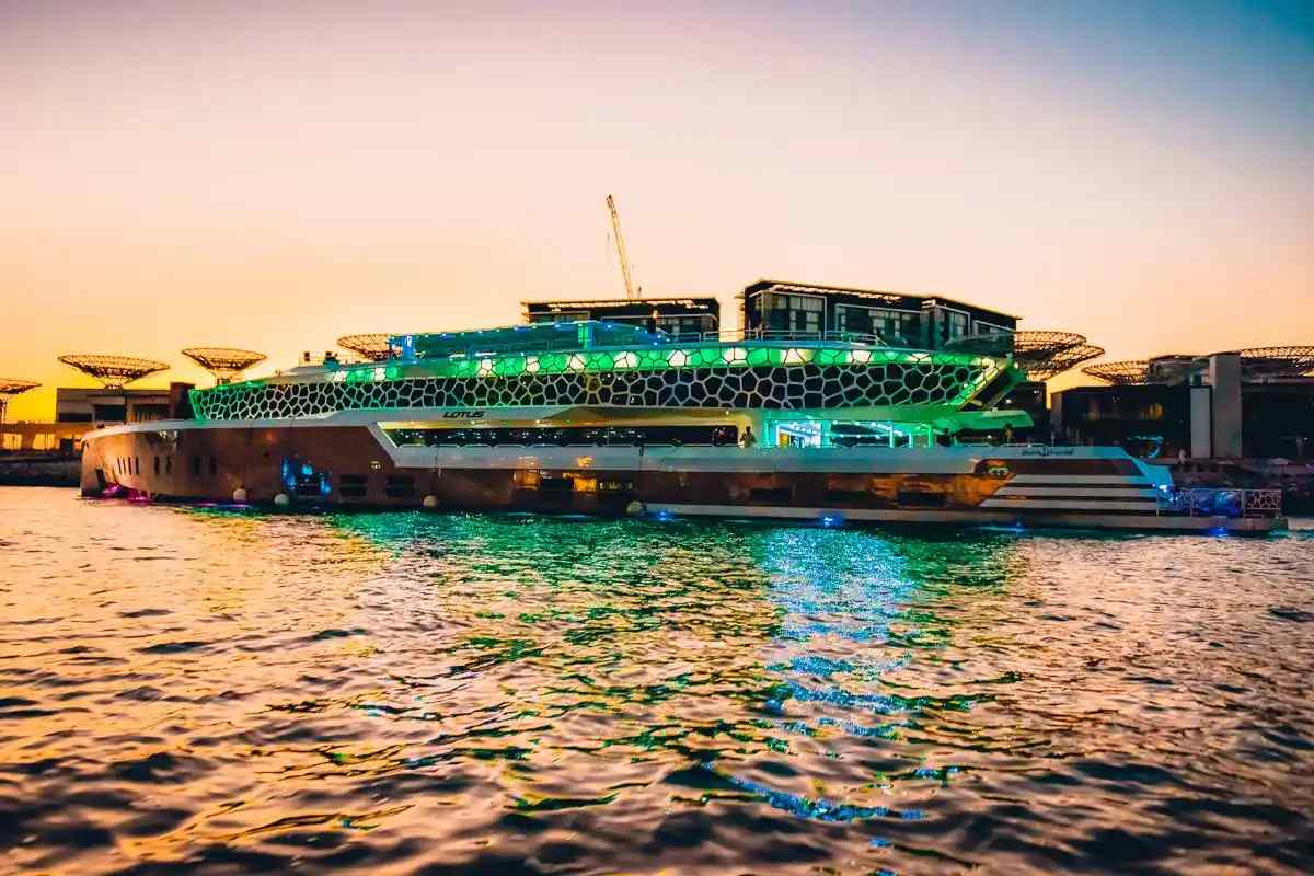 Все о ночном ужине на корабле Лотус в Дубае: от цен до VIP-пакетов