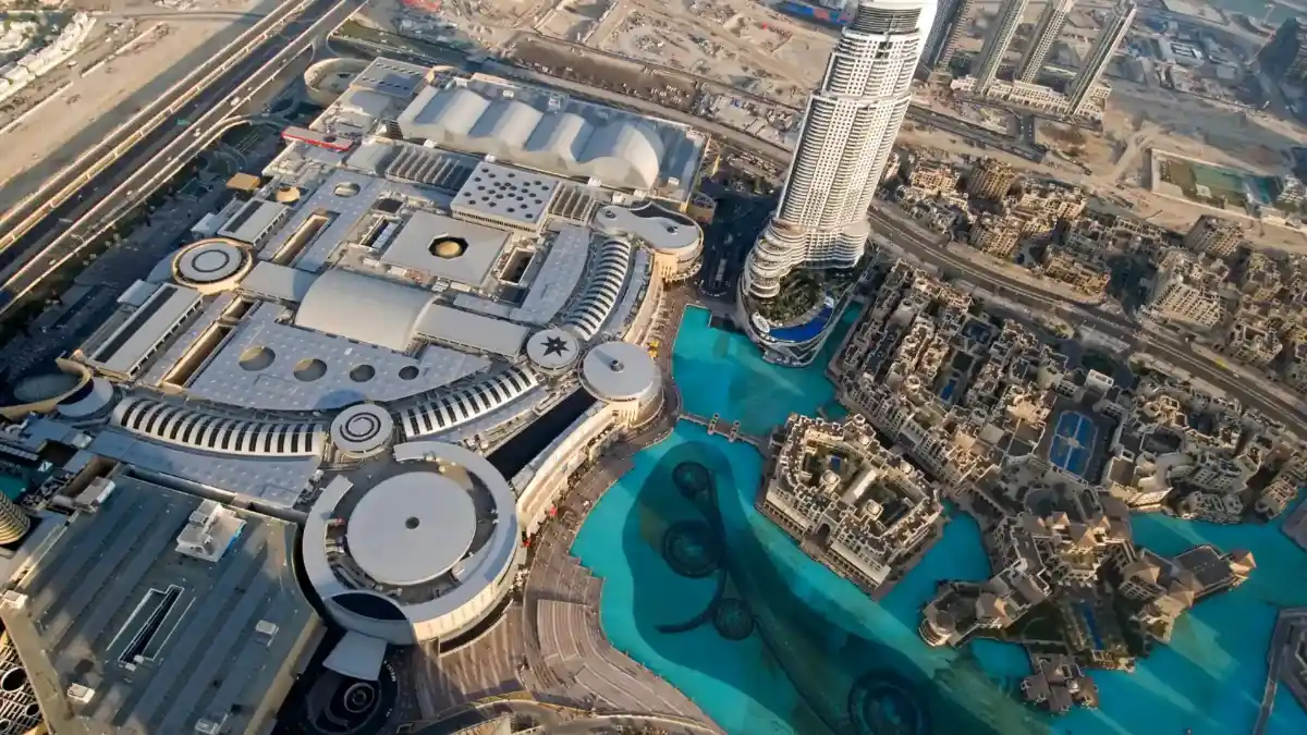 Dubai Mall, the most modern shopping center in the world