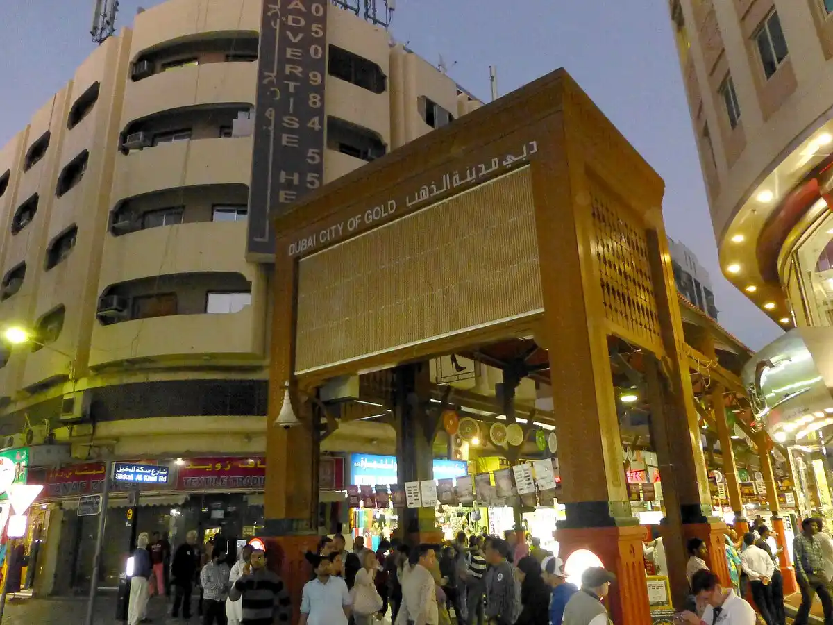 デイラ市場の路地と屋台；カラフルなスパイスと金のショーケース