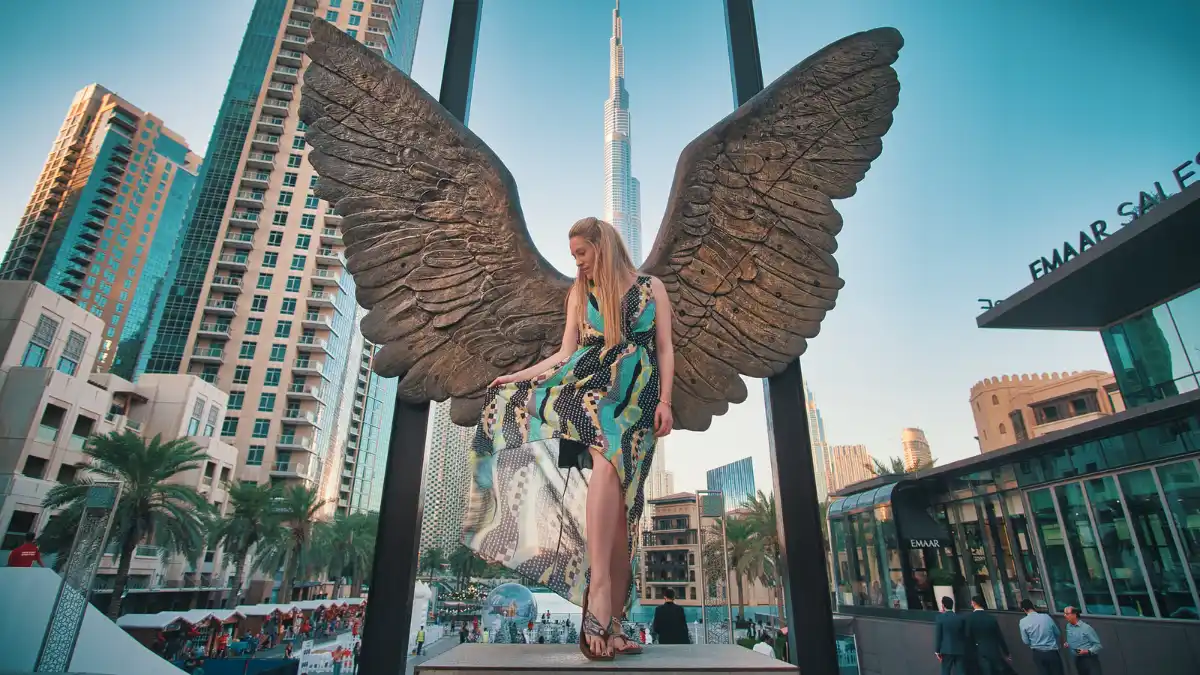 Scultura delle ali messicane di Dubai