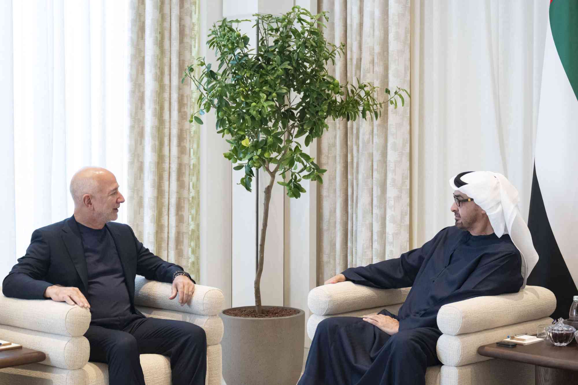 Historisches Treffen des Präsidenten der Vereinigten Arabischen Emirate mit Jeff Bezos zur Stärkung von Innovation und künstlicher Intelligenz